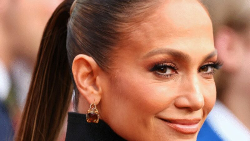 Jennifer Lopez, apariție spectaculoasă într-o rochie transparentă, care a crescut pulsul privitorilor
