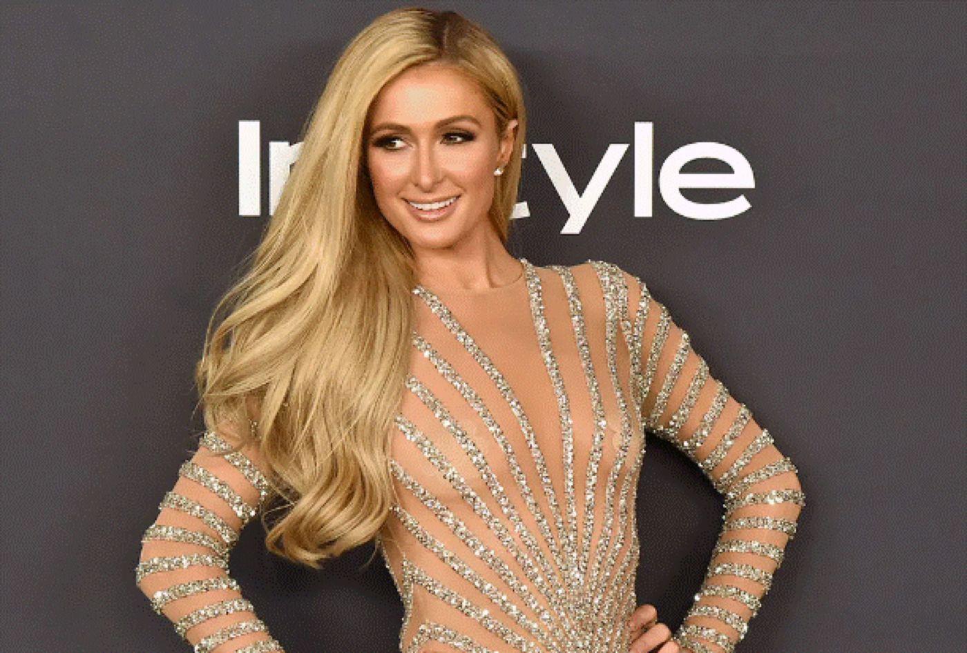 Paris Hilton și-a luat țeapă la o petrecere de Formula 1. Și-a etalat silueta într-un costum de pisică cu diamante, dar fără folos
