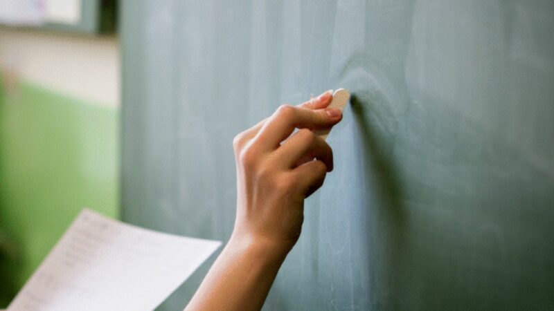 Profesoară de limba română, beată criță, a avut parte de un incident halucinant chiar în școală