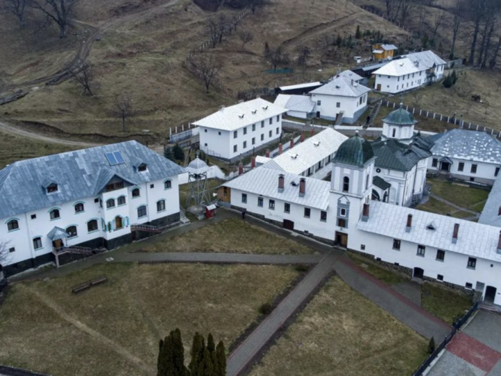Miracole și un blestem teribil în jurul celei mai stricte mănăstiri ortodoxe din România. Mama Monicăi Gabor a fost lovită