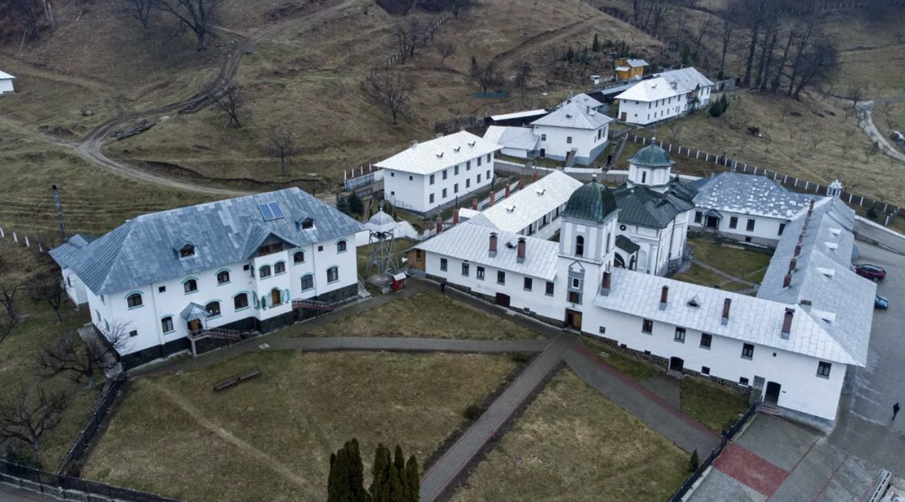 Miracole și un blestem teribil în jurul celei mai stricte mănăstiri ortodoxe din România. Mama Monicăi Gabor a fost lovită