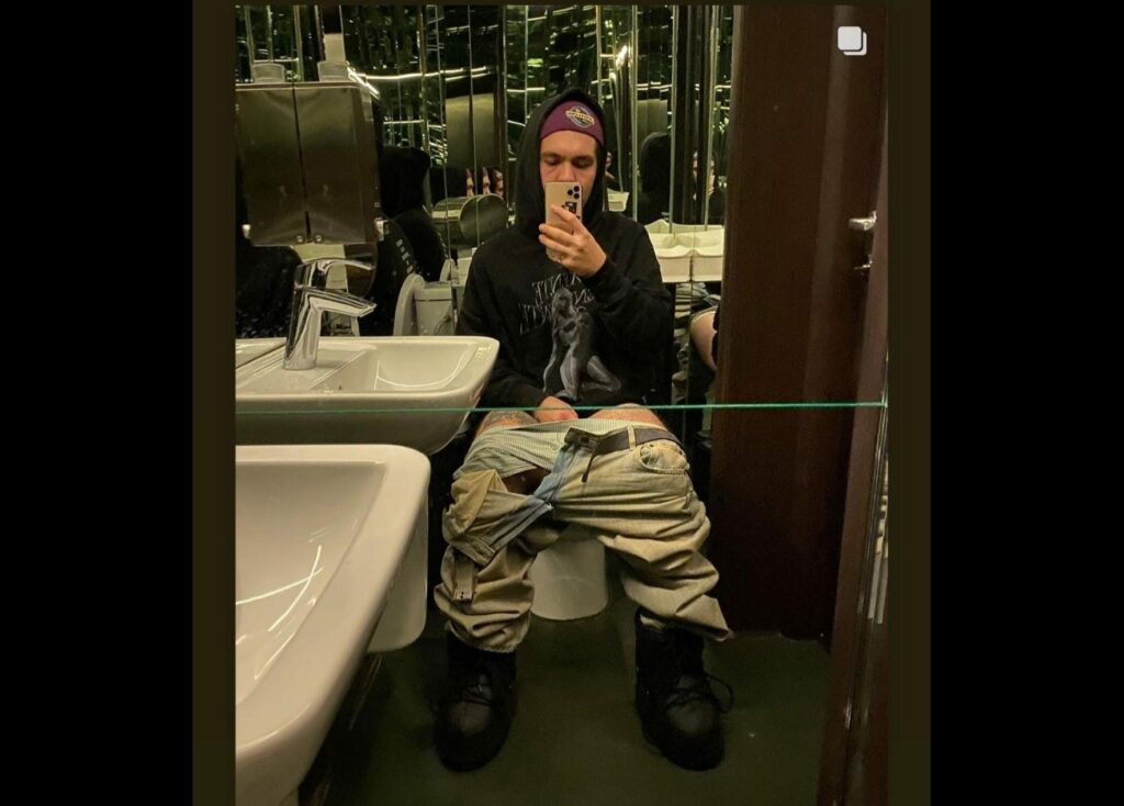 Radu Siffredi s-a forografia pe toaletă, în timp ce își acoperă cu mâna părțile intime (Sursa foto: Instagram)