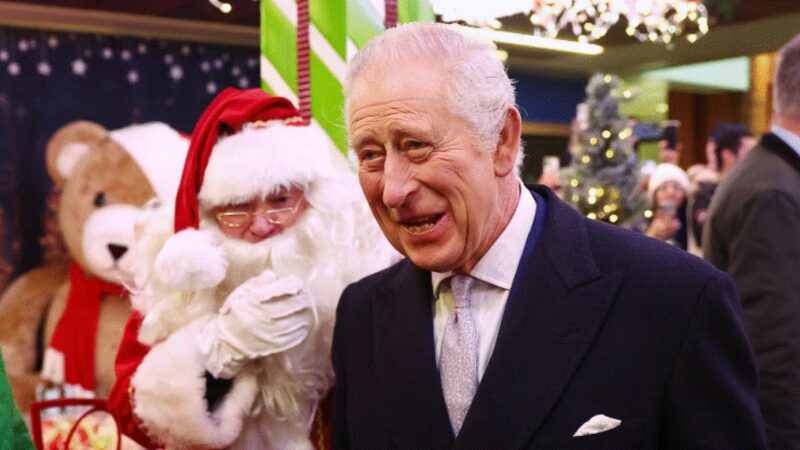 Regele Charles, generos cu angajații de Crăciun. Ce cadouri ciudate le face Suveranul