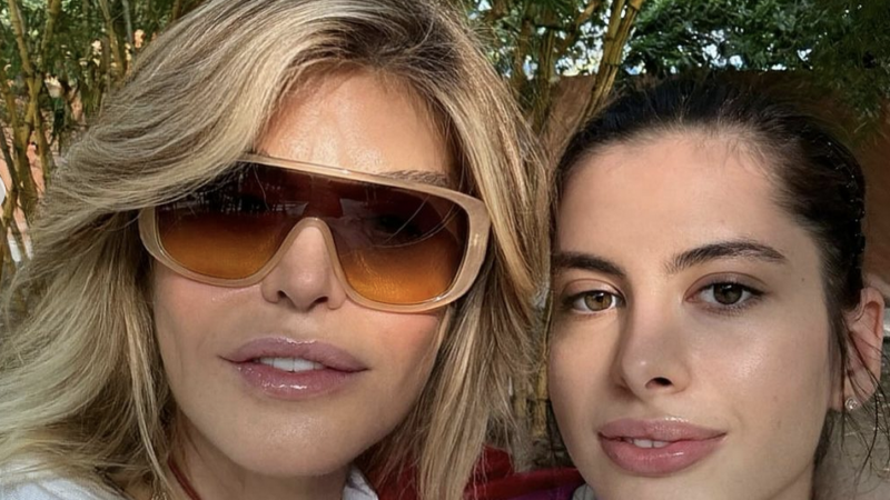 Fata Loredanei Groza, ucenica mamei și a tatălui în lumea artistică. Elena: „În general sunt o pacoste!”