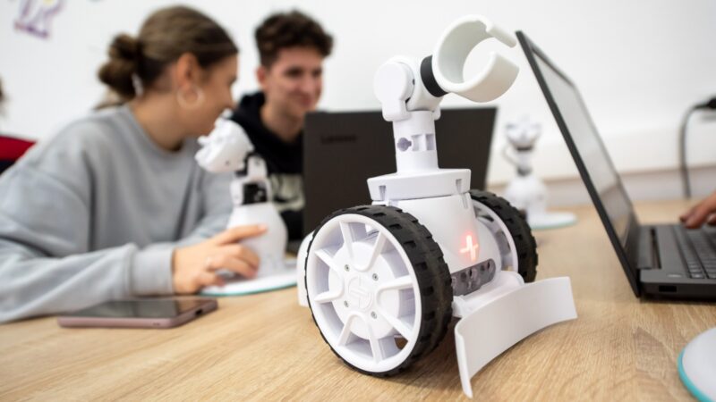 Școlile viitorului. Aici elevii învață cu roboței și prin realitate virtuală