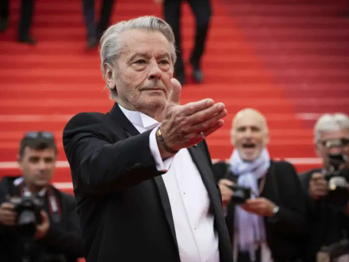 Fața întunecată a lui Alain Delon. Nu era nici pe departe cum se credea. „Mi-a bătut mama și mi-a îndreptat arma spre cap”