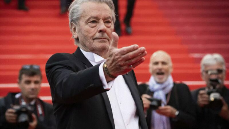 Fața întunecată a lui Alain Delon. Nu era nici pe departe cum se credea. „Mi-a bătut mama și mi-a îndreptat arma spre cap”