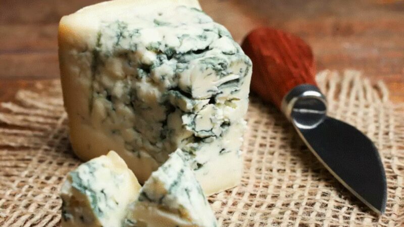 Șapte beneficii uriașe pe care le aduce sănătății brânza cu mucegai albastru