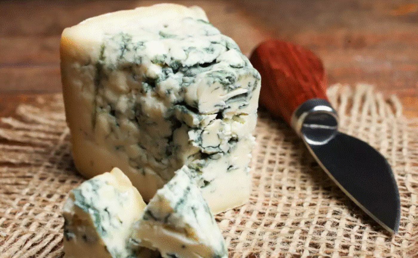 Șapte beneficii uriașe pe care le aduce sănătății brânza cu mucegai albastru