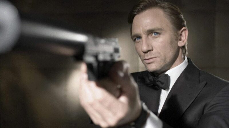 James Bond întâlnește un melc pe stradă. Sunt James Bond. Ce-i răspunde melcul e uimitor!