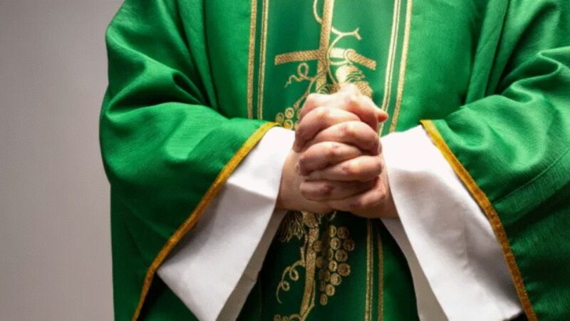 Schimbări în biserica catolică. Un înalt oficial al Vaticanului pledează pentru căsătoria preoților