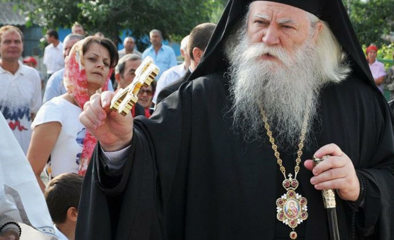 Arhiepiscopul Sucevei, Înaltpresfințitul Calinic, internat în spital. A fost dus cu un elicopter SMURD