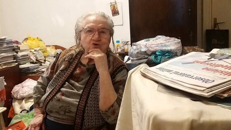 La 93 de ani, prima femeie parașutist din România moare de foame și de frig. Floarea Ioniță „se învelește” cu diplomele de erou