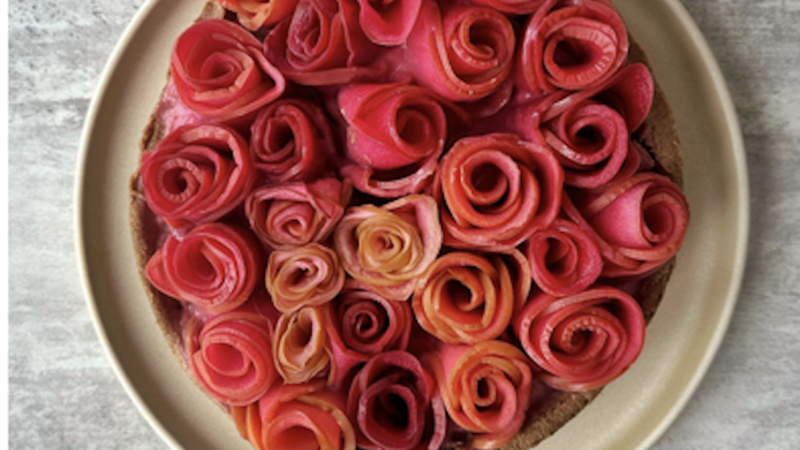 O tartă de trandafiri de mere de maxim efect. Este și vegană și de dietă
