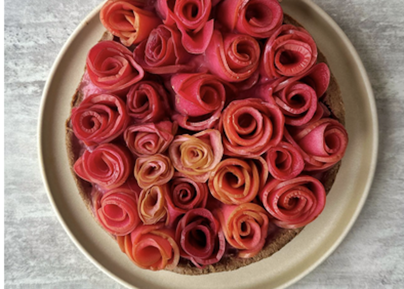 O tartă de trandafiri de mere de maxim efect. Este și vegană și de dietă