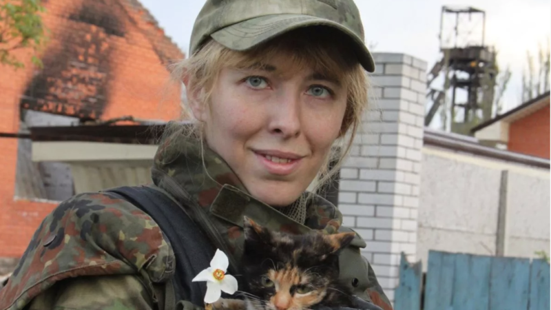 Povestea jurnalistei care a devenit lunetist profesionist în războiul din Ucraina