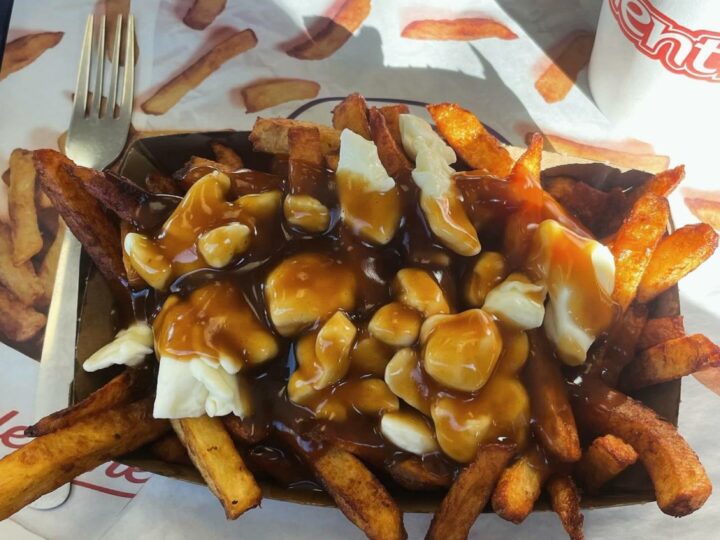 Cum se prepară Poutine, mâncarea de care s-au îndrăgostit toți românii plecați în Canada. Rețeta e genială