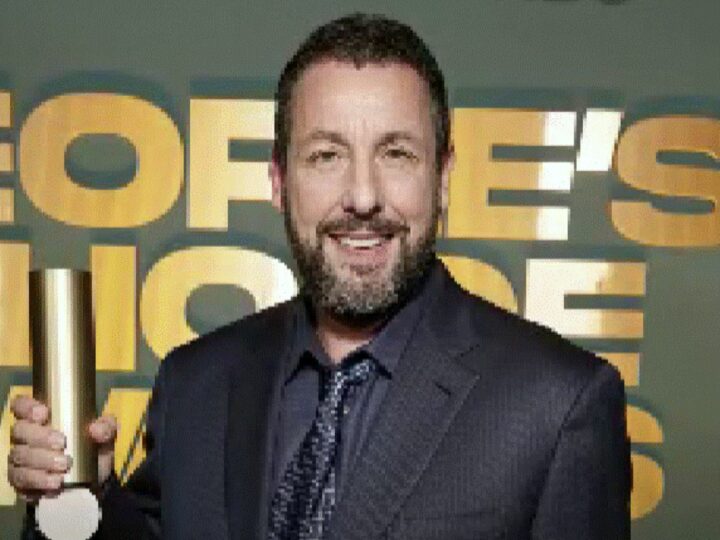 Actorul Adam Sandler, plin de umor la gala People’s Choice Awards: „Sunt cel mai sexy bărbat în viață”