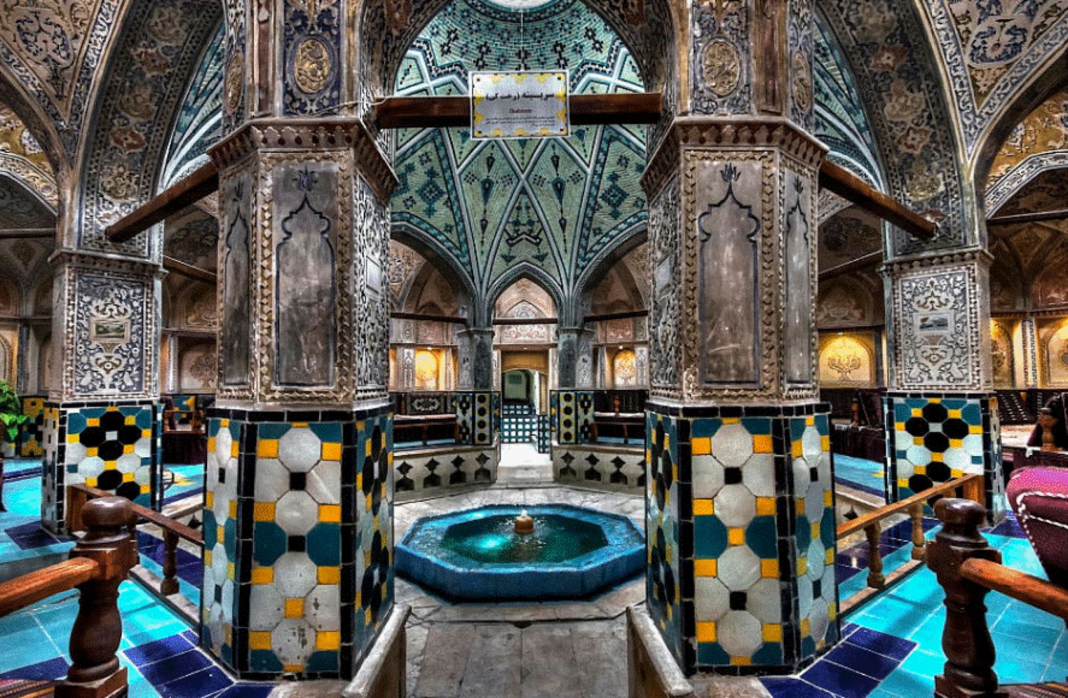 Baia Sultanului Amir, renumită pentru arhitectura sa unică în lume. E construită sub pământ