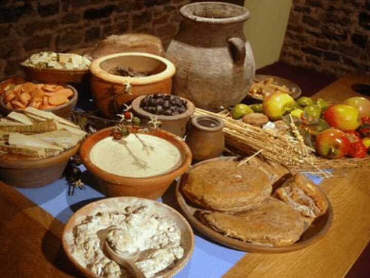 Ce mâncau strămoșii noștri din Imperiul Roman. De Re Coquinaria, un catalog de sfaturi și rețete culinare