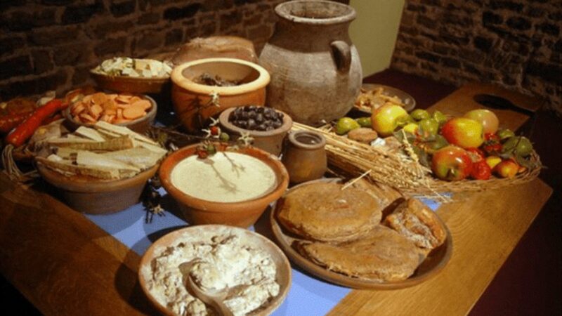 Ce mâncau strămoșii noștri din Imperiul Roman. De Re Coquinaria, un catalog de sfaturi și rețete culinare