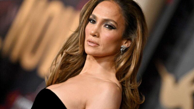 Jennifer Lopez a făcut senzație cu geanta Hermes de 150.000 de dolari. Victoria Beckham are o poșetă de 500.000 $