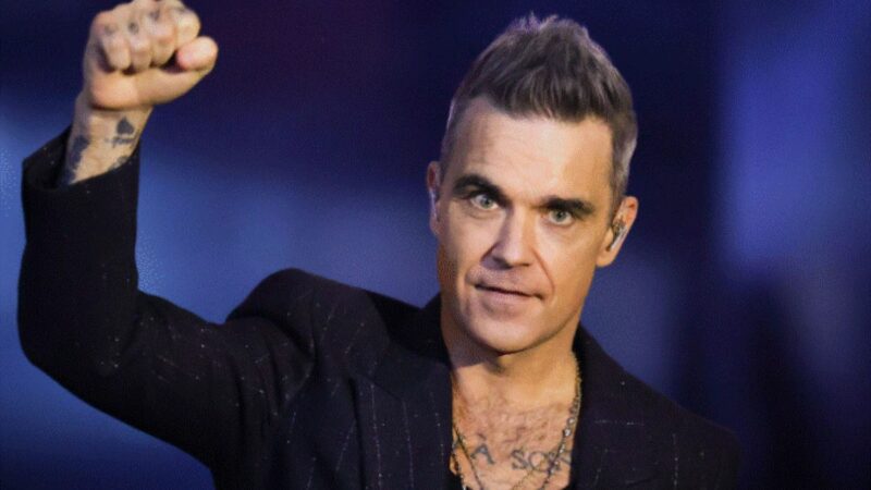 Robbie Williams șochează. Cântărețul scrie cuvinte obscene pe un indicator stradal