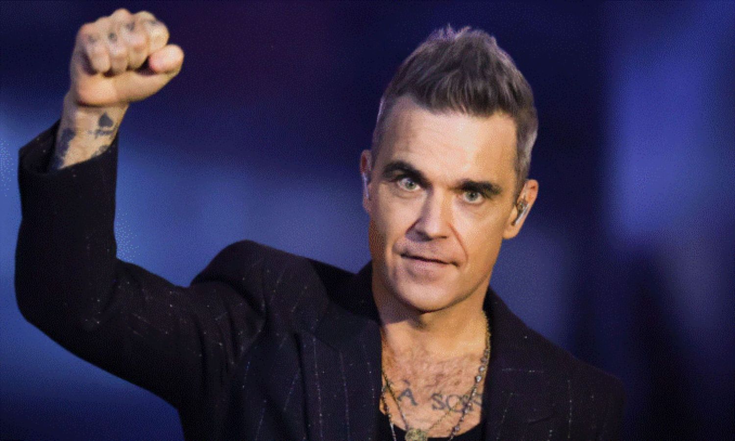 Robbie Williams șochează. Cântărețul scrie cuvinte obscene pe un indicator stradal