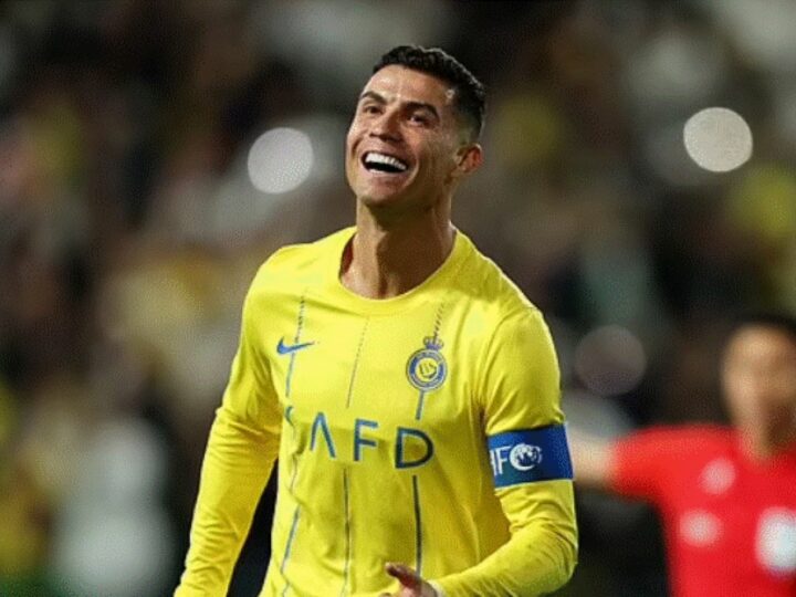 Ronaldo își face unghiile de la picioare cu ojă colorată