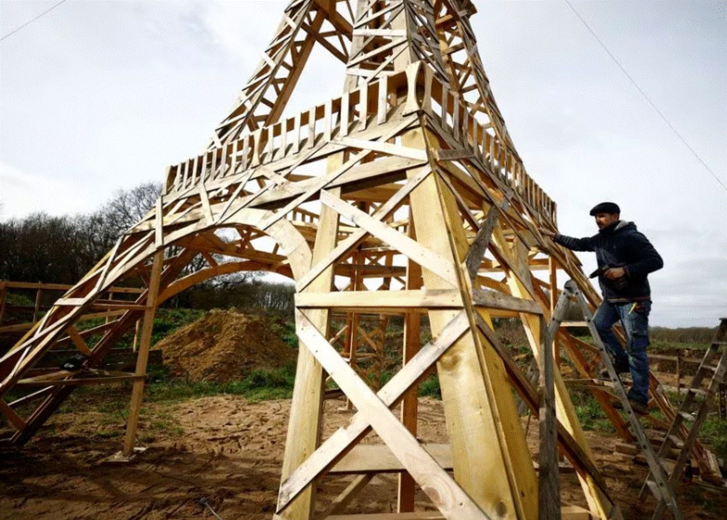 Doi prieteni construiesc Turnul Eiffel pentru a fi expus la Jocurile Olimpice de vară 2024. Unul e tâmplar, altul e în scaunul cu rotile