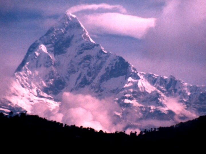 Muntele sfânt neatins din Nepal. Aici e una dintre casele zeului hindus Shiva