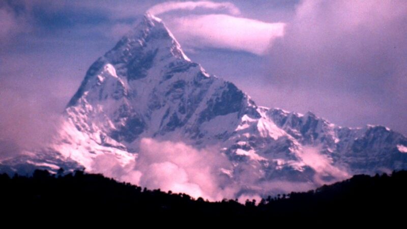 Muntele sfânt neatins din Nepal. Aici e una dintre casele zeului hindus Shiva