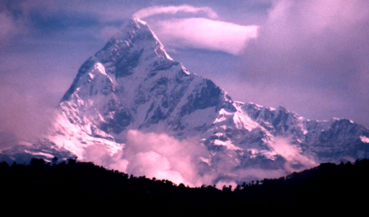 Muntele sfânt neatins din Nepal. Aici e una dintre casele zeului hindus Shiva