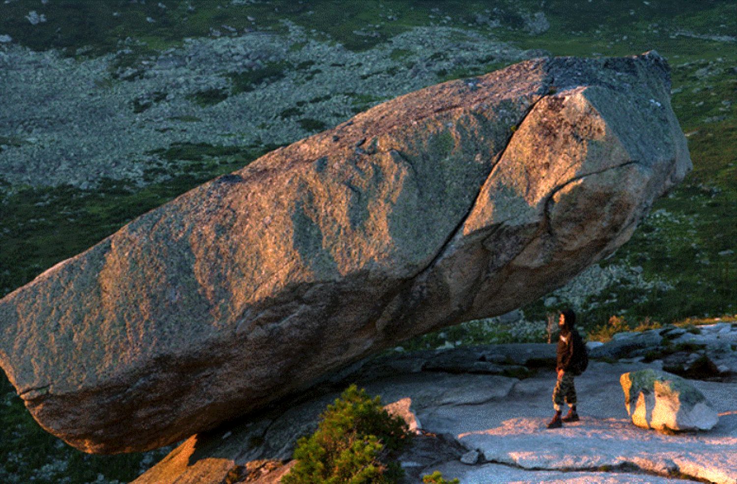 Legenda pietrei suspendate din Parcul Natural Ergaki. E una dintre minunile Siberiei