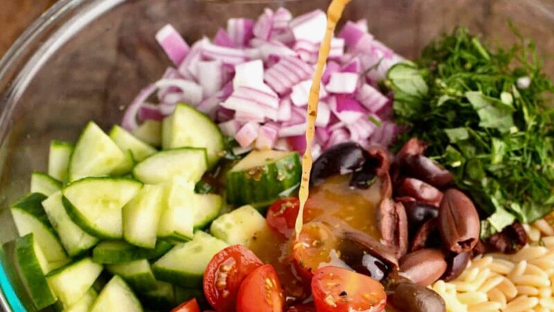 Rețeta de salată grecească cu Orzo și brânză, perfectă pentru Postul Paștelui