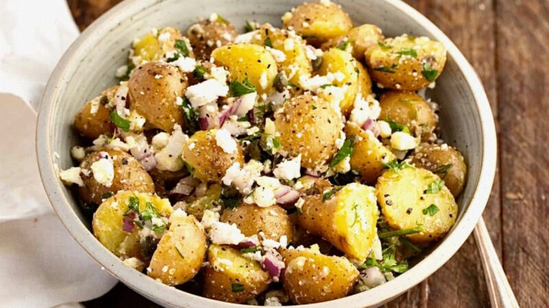 Salată grecească de cartofi. Rețeta de Patatosalata e o minune în Postul Paștelui