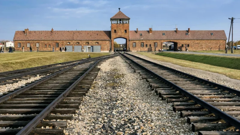 Omul care tatua deținuții la Auschwitz s-a iubit cu o prizonieră. Povestea lor, ecranizată după 80 de ani