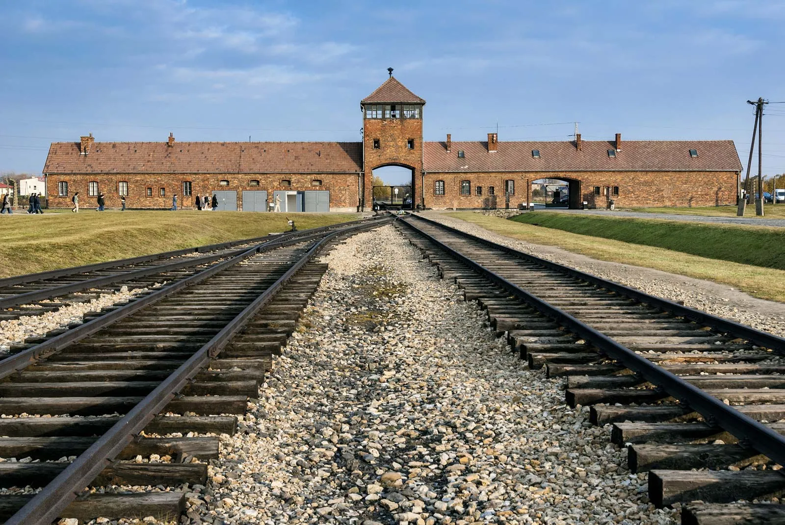 Omul care tatua deținuții la Auschwitz s-a iubit cu o prizonieră. Povestea lor, ecranizată după 80 de ani