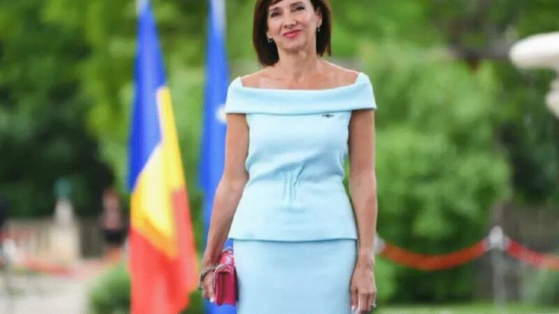 Carmen Iohannis a atras din nou privirile cu ținuta purtată de Paștele Catolic. Ce a purtat Prima Doamnă a României