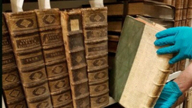 Cărțile vechi ar putea fi otrăvitoare. Sfaturi practice de la specialiști