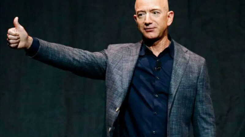 Jeff Bezos e hotărât să-și cheltuie banii. A cumpărat trei case în cel mai exclusivist cartier din lume