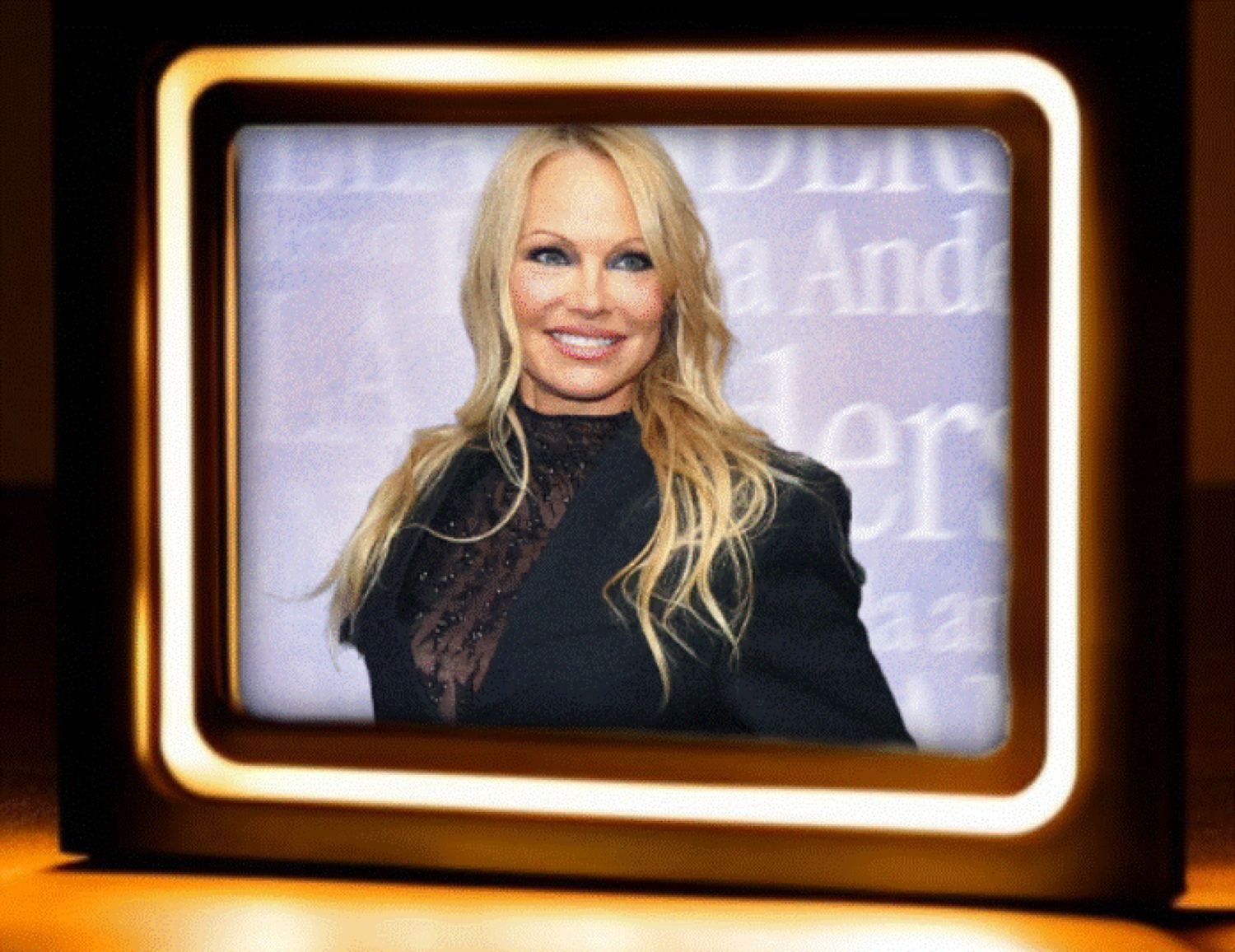 Pamela Anderson s-a reinventat. Radiază de pe coperta noii sale cărți de bucate atipice
