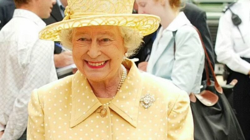 Regina Elisabeta și gențile sale atemporale. Ce purta Suverana în poșete