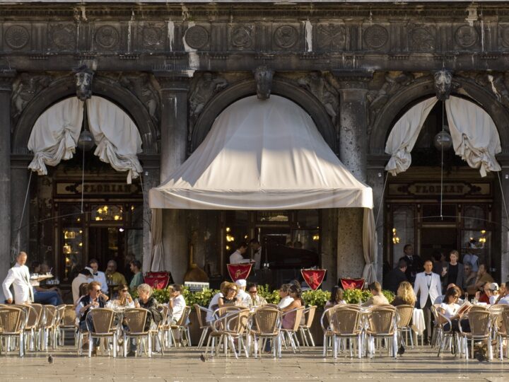 Cafeneaua Florian din Veneția, locul unde Casanova își bea cafeaua. E deschisă și azi, la 300 de ani distanță