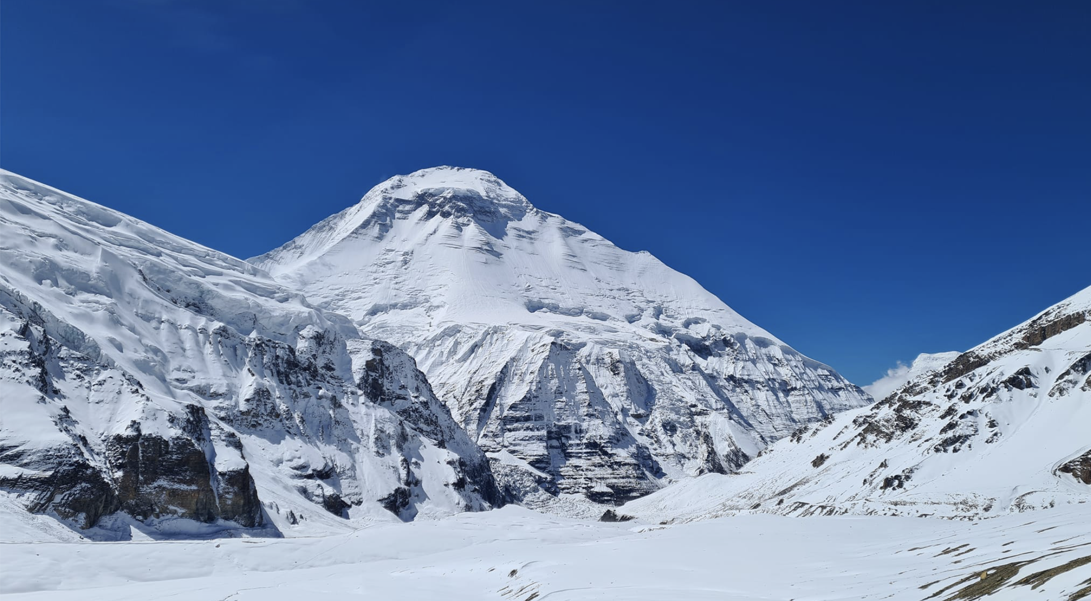 Românul mort pe Everest face parte dintr-un șir lung de tragedii misterioase. Șir de cadavre pe Munții Himalaya