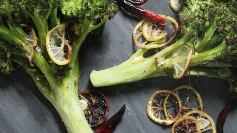 Broccoli la cuptor cu lămâie și chili, un preparat rafinat care subțiază talia. Rețeta e ușor de preparat