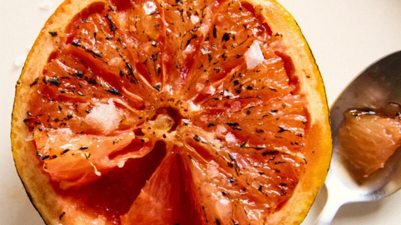 Grapefruit la cuptor cu sirop de arțar și scorțișoară. Un desert fantastic, cu o rețetă extrem de simplă