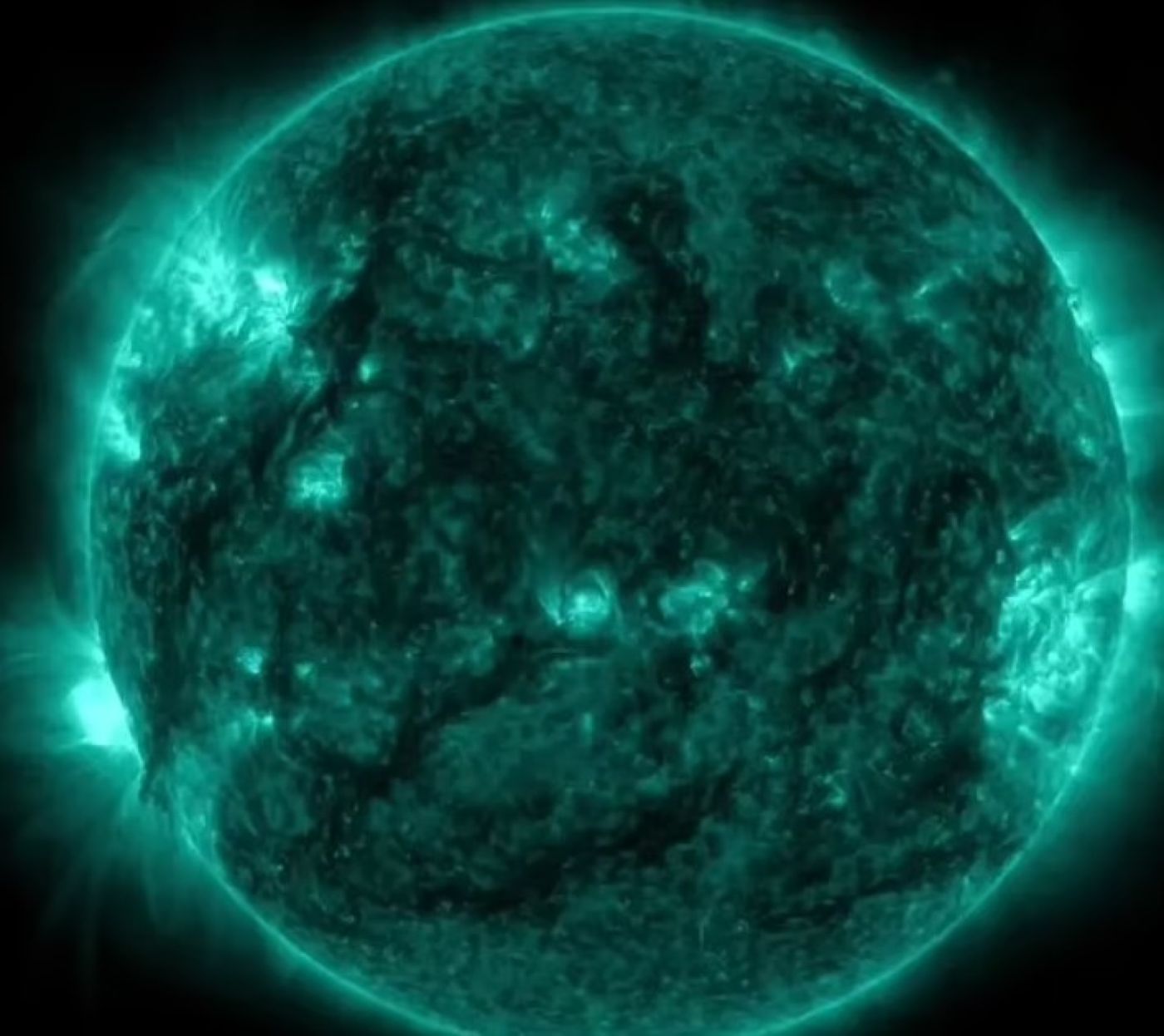 Pământul ar putea fi lovit de o altă furtună solară, creând aurore magnifice. Sunt posibile pene de curent