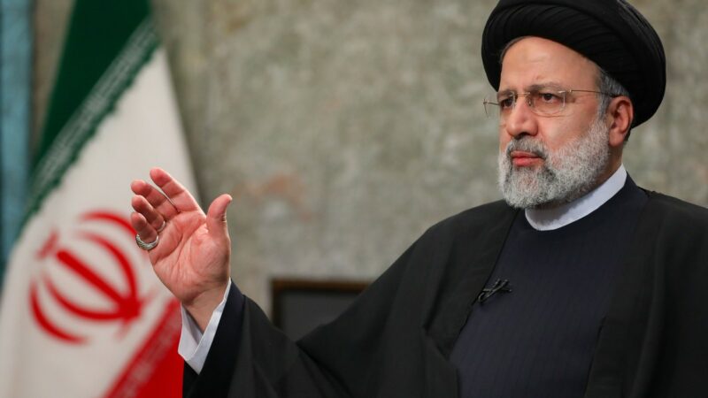 Primele imagini. Moartea președintelui Iranului a fost violentă. Morții, transportați cu tărgi