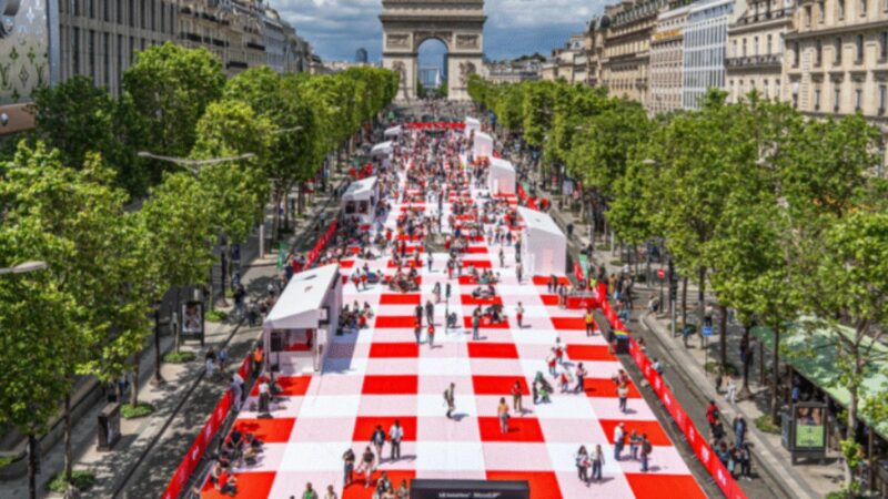 Parisul s-a mândrit cu cel mai mare picnic din lume. Peste 4000 de persoane au mâncat gratis